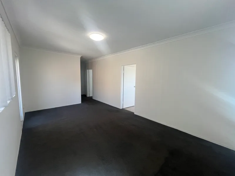 Updated 2 Bedroom Unit In Convenient Location