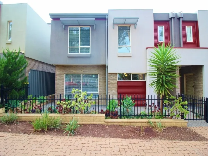 IMMACULATE MODERN TOWNHOUSE - 3 bedrooms with double garage! 