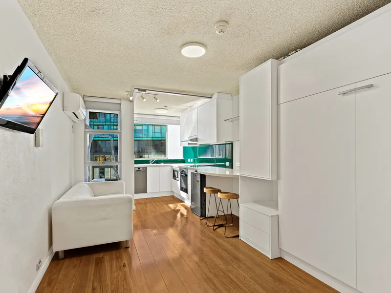 STYLISH STUDIO with Wall Bed, Top floor, Rooftop Pool, Great location 