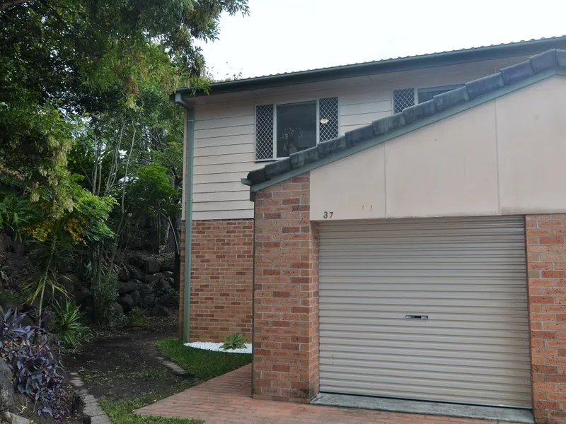 Reedy Creek Rental – Central, neat and tidy 3 brm townhouse
