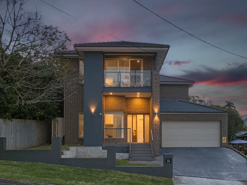 Versatile residence with elevated ocean and district views