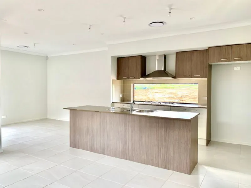 12 MONTH OLD STUNNING FAMILY HOME