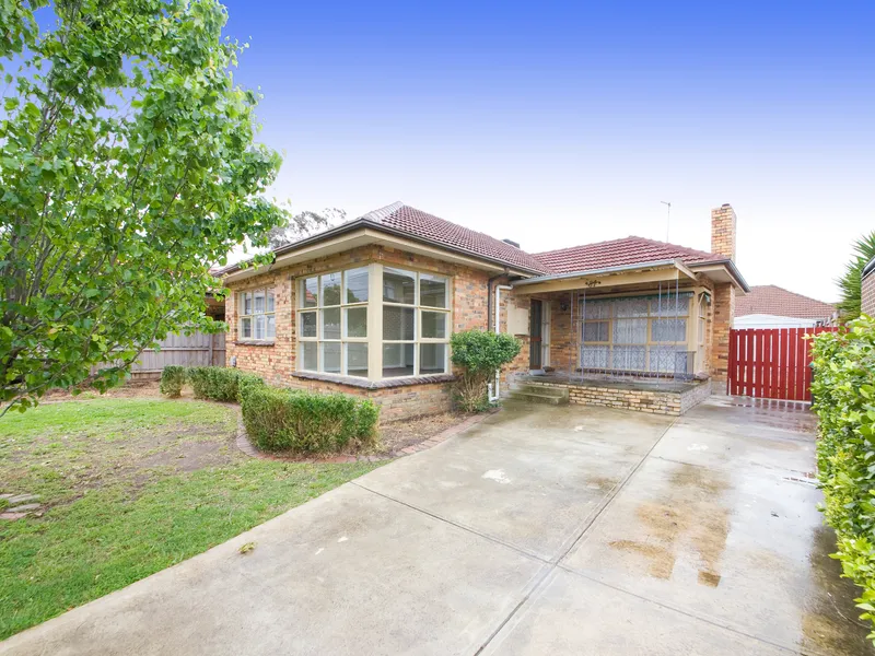 PRIME LOCATION | LARGE REAR YARD | PET FRIENDLY