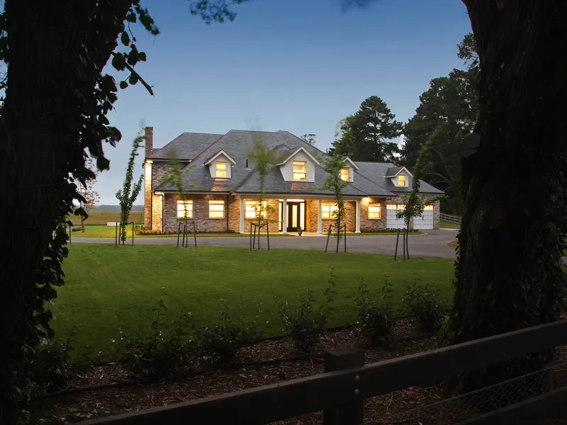 Stunning 592sqm country home  on a perfect level acre (Park and enter from Eridge Park Rd)