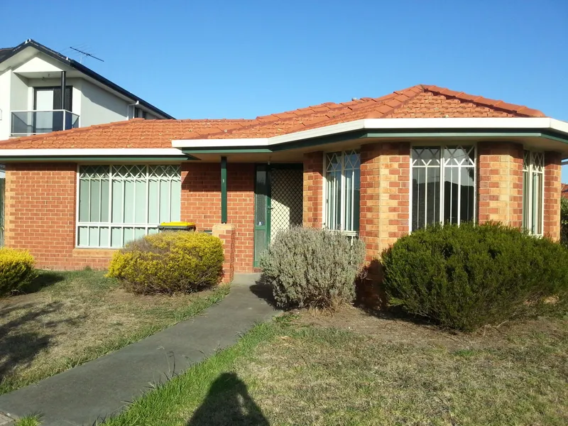 Walk to train and shops!!!