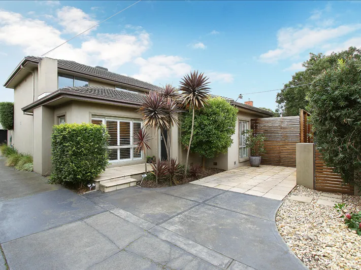 AN ABSOLUTELY STUNNING TOWNHOUSE! 