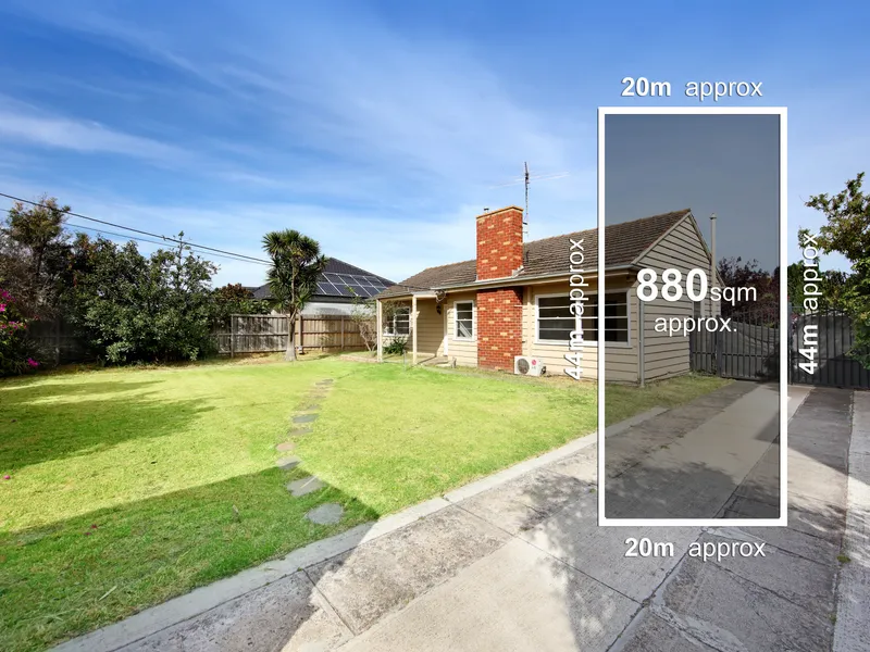 Conveniently Positioned with Fantastic Level Allotment of 880sqm (approx.)