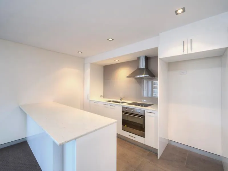 LARGE BALCONY, AIR CONDITIONING, POOL, GYM, TENNIS COURT