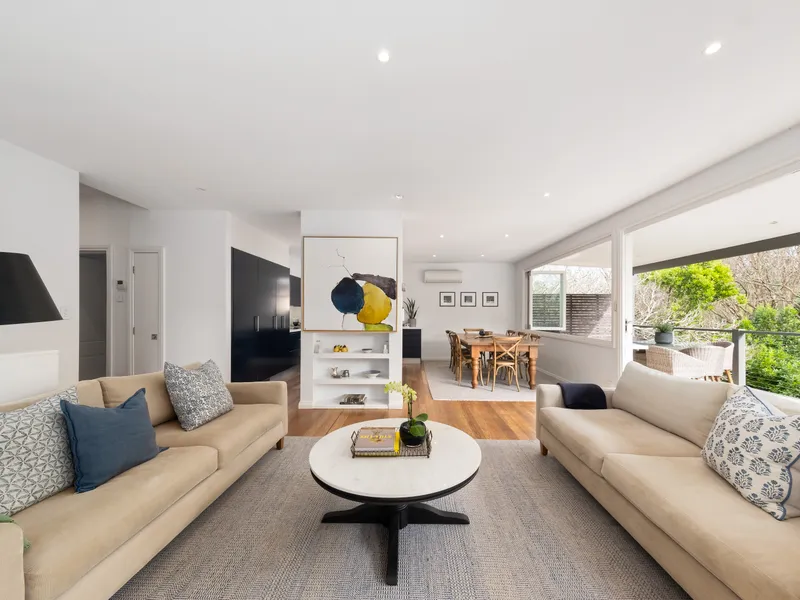 MODERN FUNCTIONALITY & SERENITY IN WALK TO RAIL CHARMER