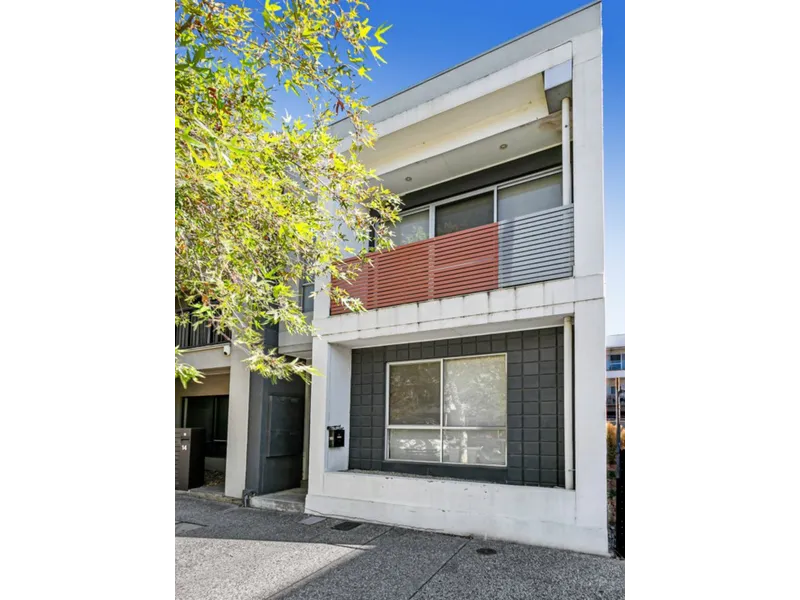 Terrace Home In The Heart Of Mawson Lakes