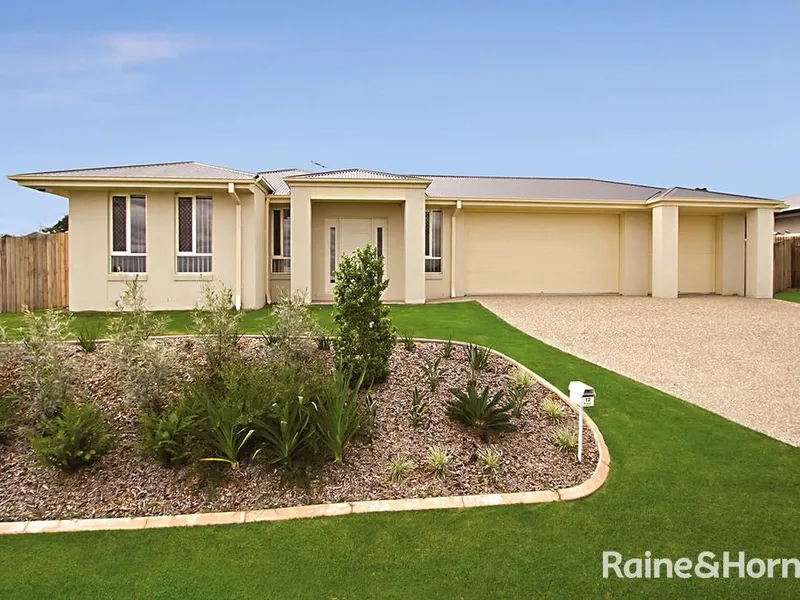 EXECUTIVE FAMILY HOME - PARKSIDE LOCATION