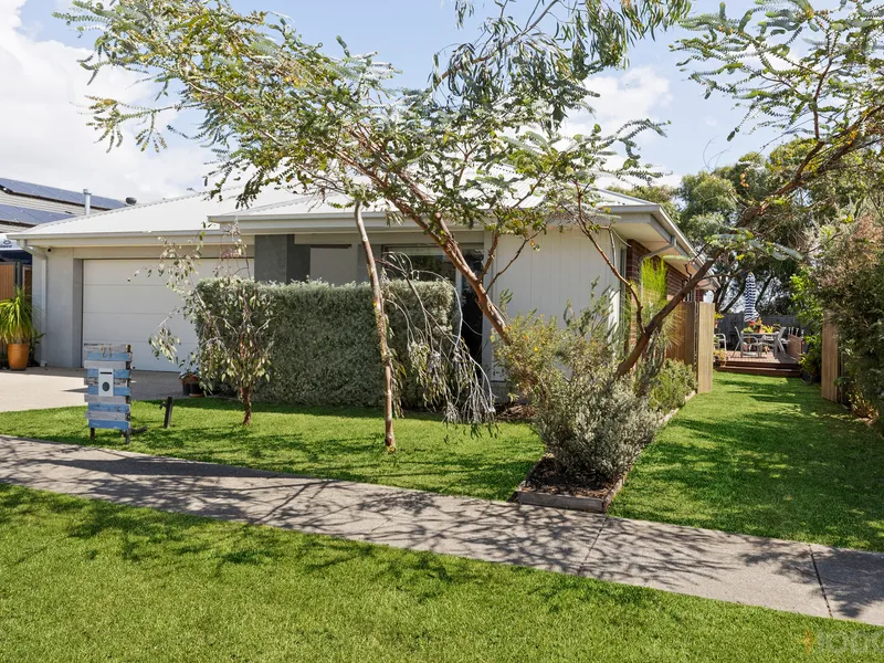 Tranquil Curlewis Retreat with Side Access