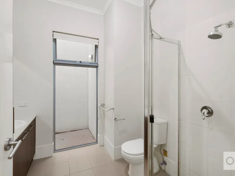 Stylish, low maintance living in convinent location