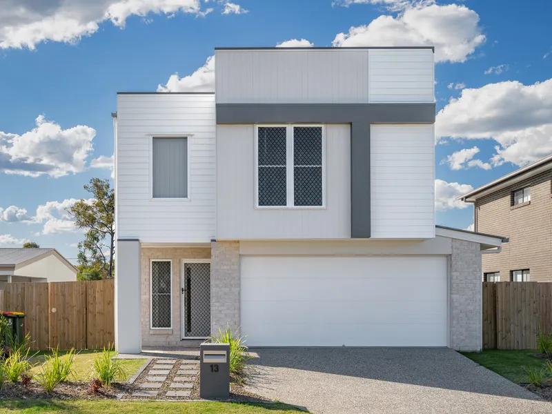 Near New 2 Story Splendour
