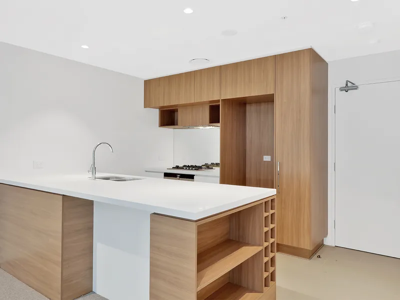 MODERN SPLIT LEVEL 3 BEDROOM  APARTMENT