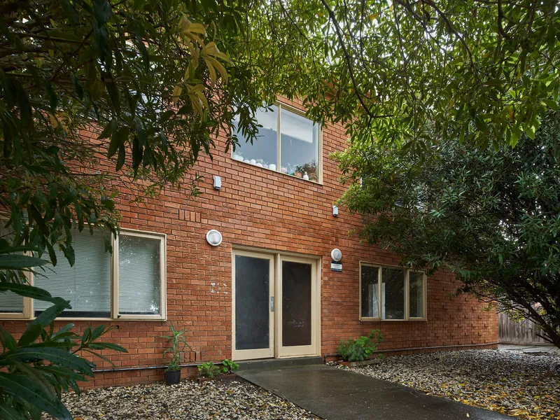 Bright & Spacious 2 Bedroom Apartment - Close to Murrumbeena Station and Shops