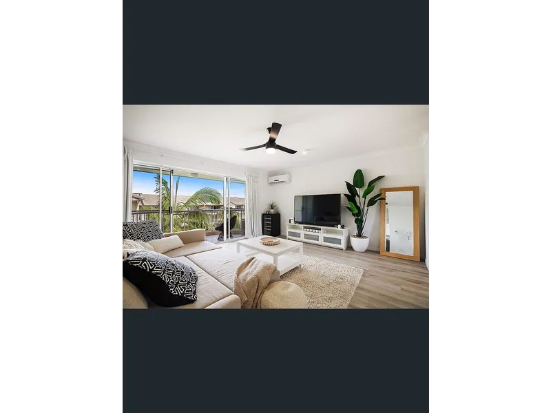 SPACIOUS 2 BEDROOM TOP FLOOR APARTMENT IN THE HEART OF BURLEIGH HEADS