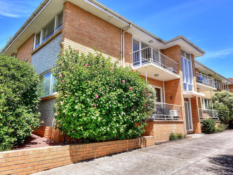 FRESHLY PAINTED Sun-drenched 2 bedroom apartment with balcony