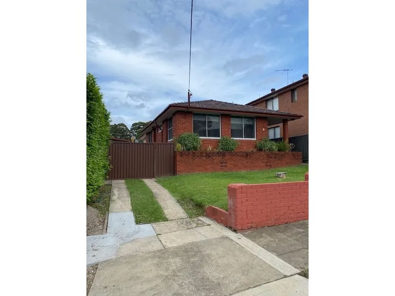 2 Bedroom Semi-Detached Home with Garage - Close to Shops and Waterfront Parks