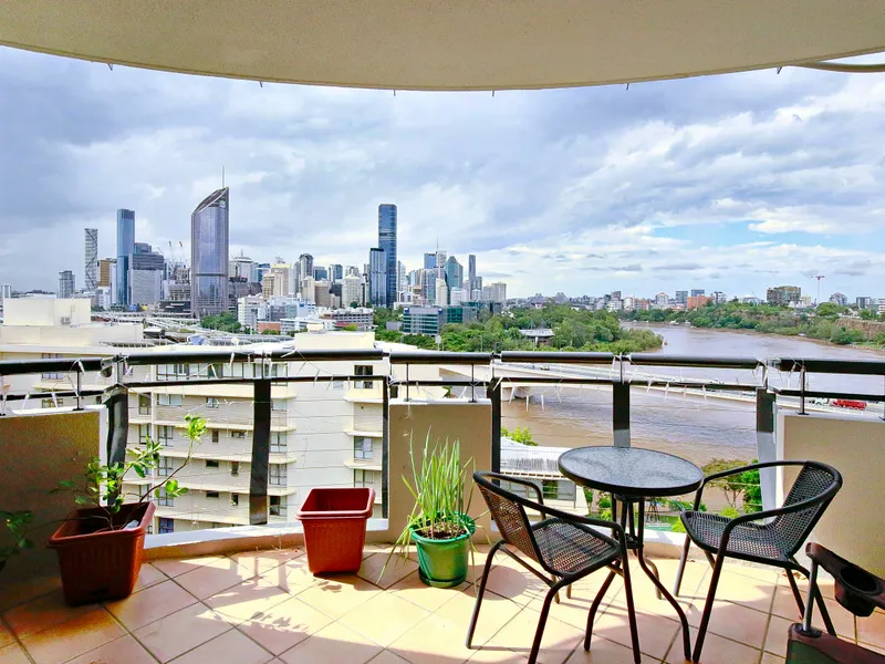 Highly Positioned-Generous Riverview Apartment without Flood