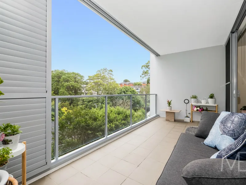 LARGE LIGHT LUXURIOUS WALK TO RAIL APARTMENT