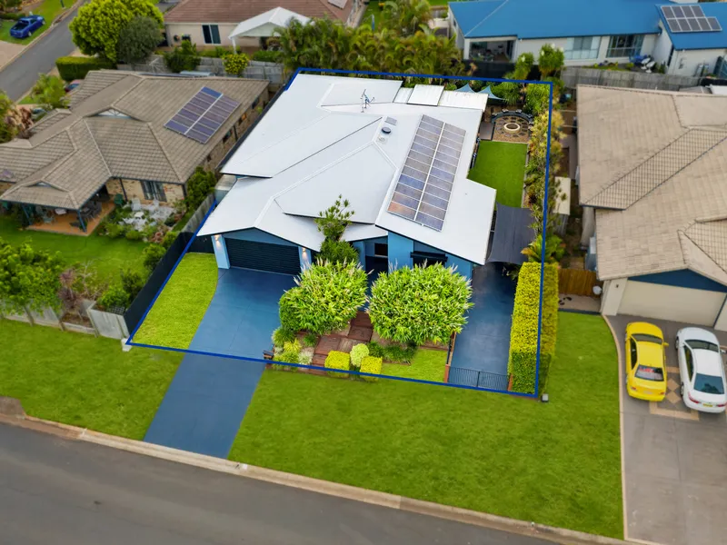 PRESTIGOUS EXECUTIVE HOME IN THE HEART OF REDLAND BAY!
