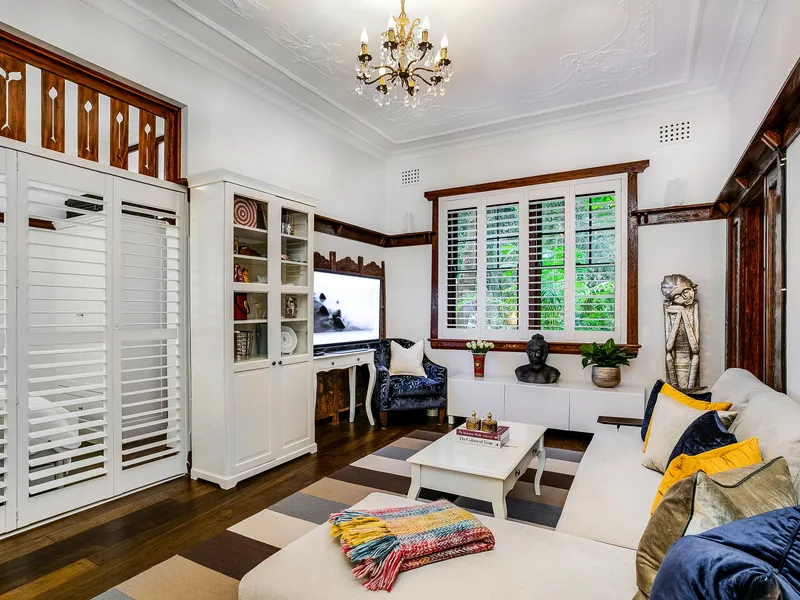 Fully renovated apartment in an exclusive park side location