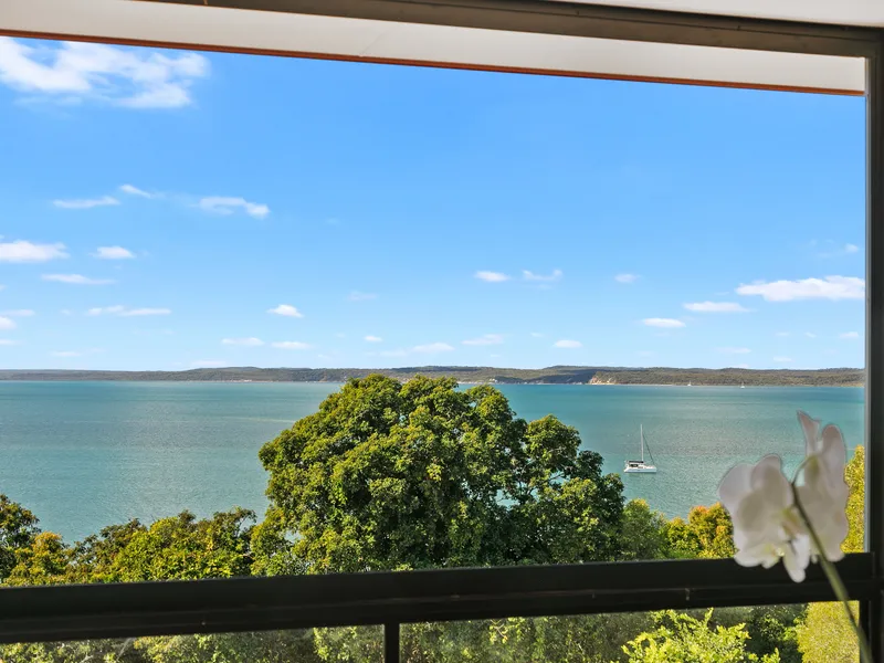 BEAUTIFUL WATERFRONT HOME  HERVEY BAY QLD.