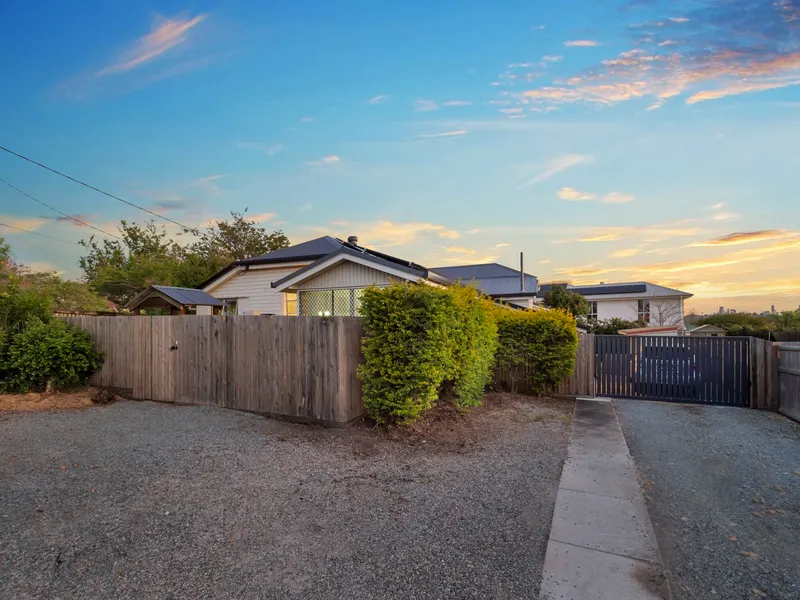 FAMILY QUEENSLANDER ON 888M2 WITH CITY VIEWS!