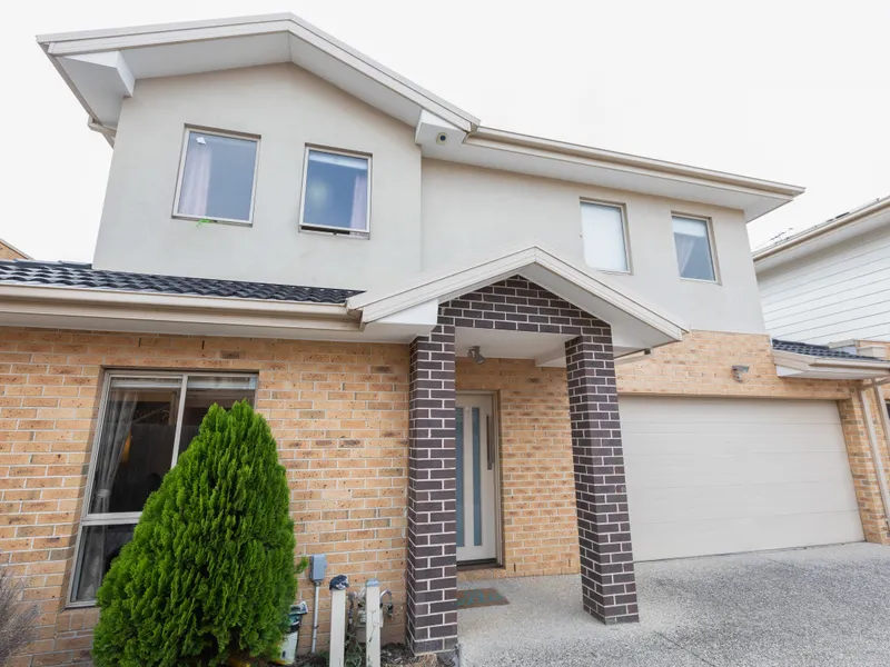 Spacious townhouse with double garage!