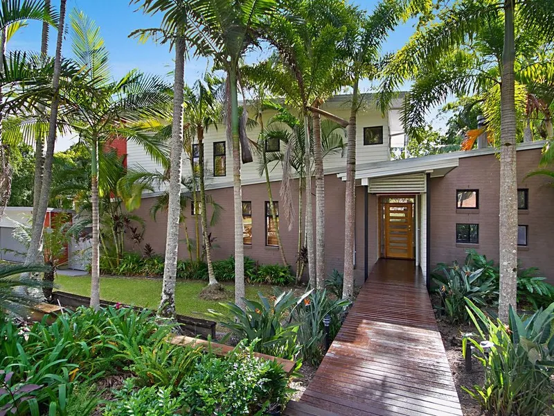 Spacious family home with breathtaking views - land 7832sqm