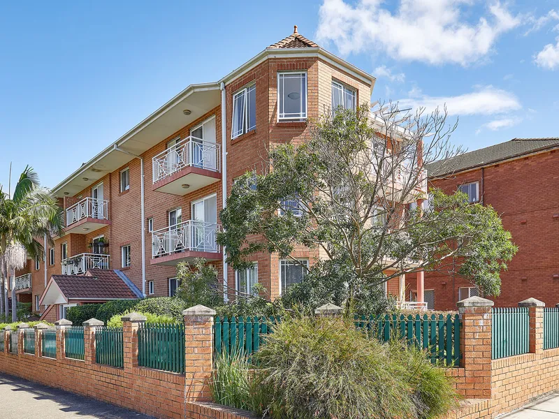 TOP FLOOR PENTHOUSE STYLE APARTMENT - 3 BED, 2 BATH, 2 CARS
