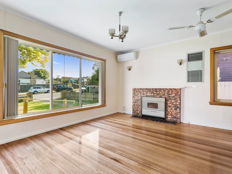 4 MONTH LEASE ONLY! *Open Tuesday 18 October 5:15-5:30pm*