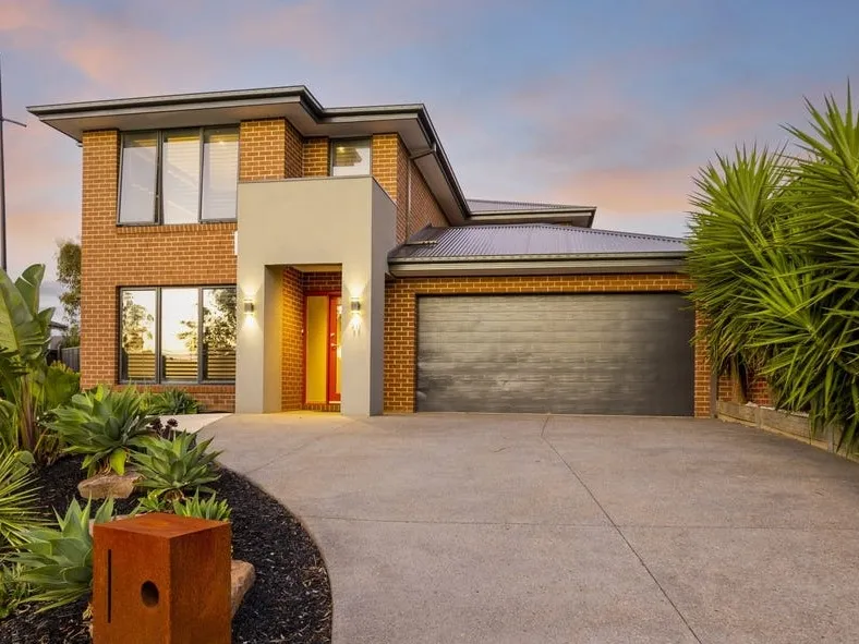 Large modern family home in prime location!