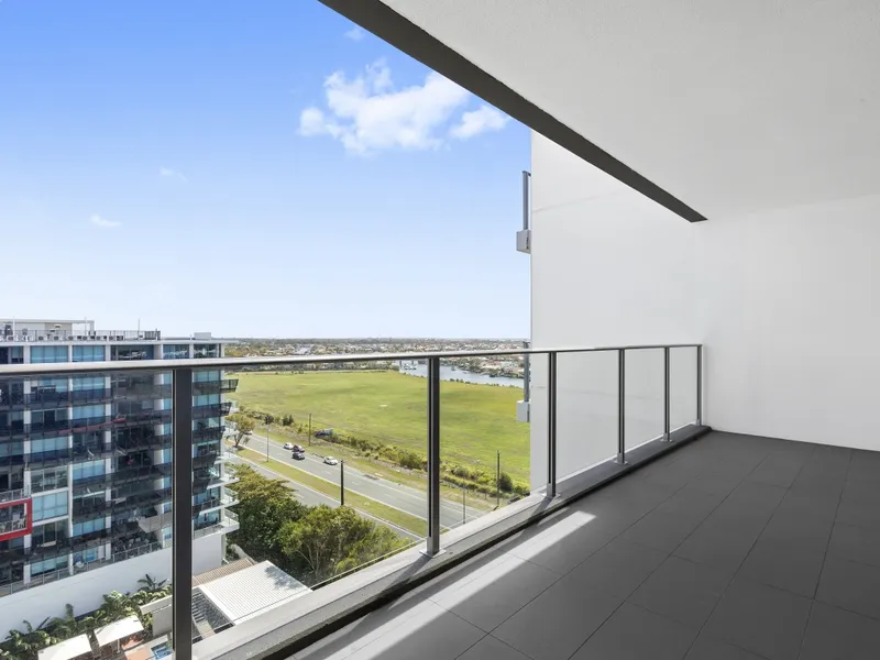 Immaculate 2 bedroom apartment on the 10th floor in East Quays One