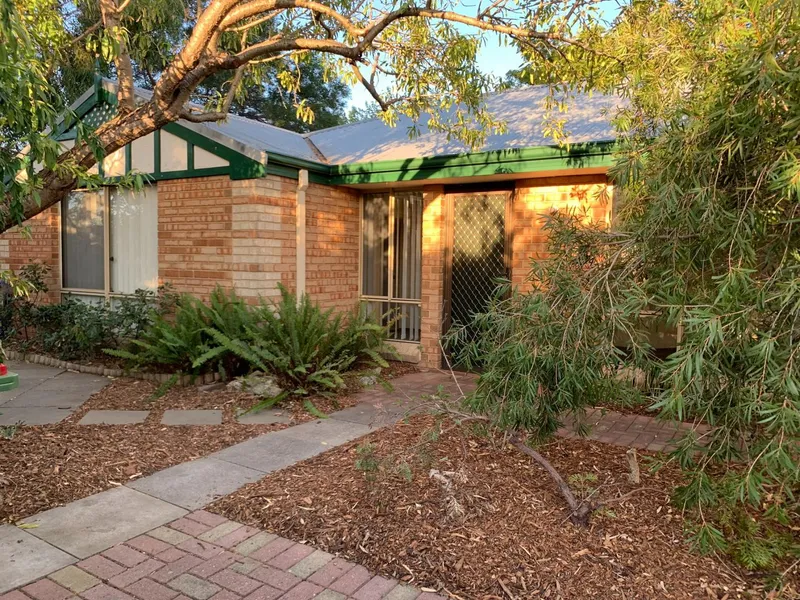 Private and tranquil, mature trees, two living areas. 10 mins to beach and Freo.