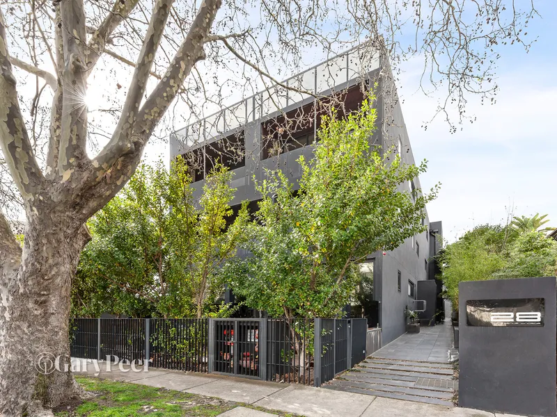 Stunning courtyard entertainer in boutique block