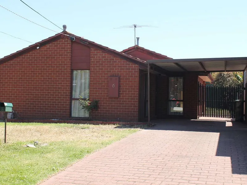 Within Walking Distance to Aircraft Station!