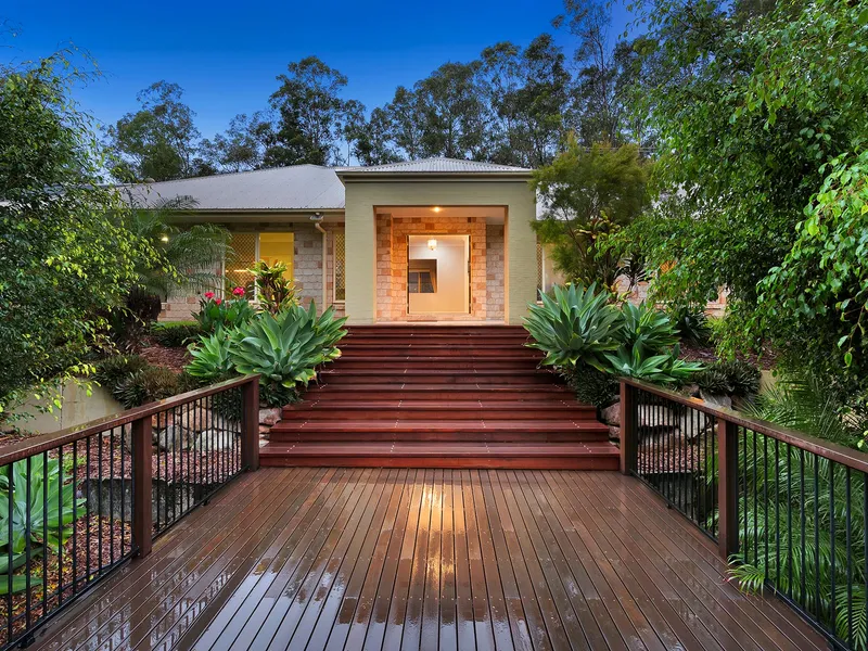 SUPERB FAMILY ACREAGE ENTERTAINER, LOCATED IN QUIET TREE STUDDED BUNYA LAKES ESTATE!