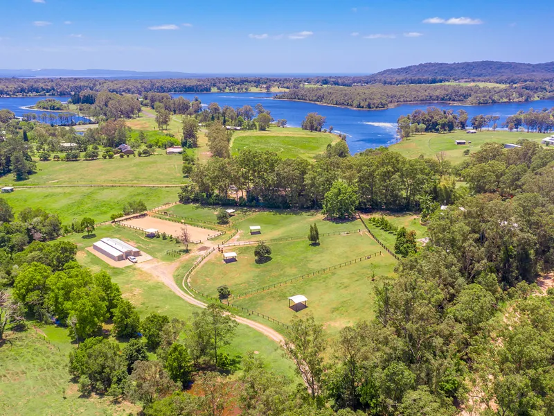 Premier Lifestyle Acreage Close to the Lake