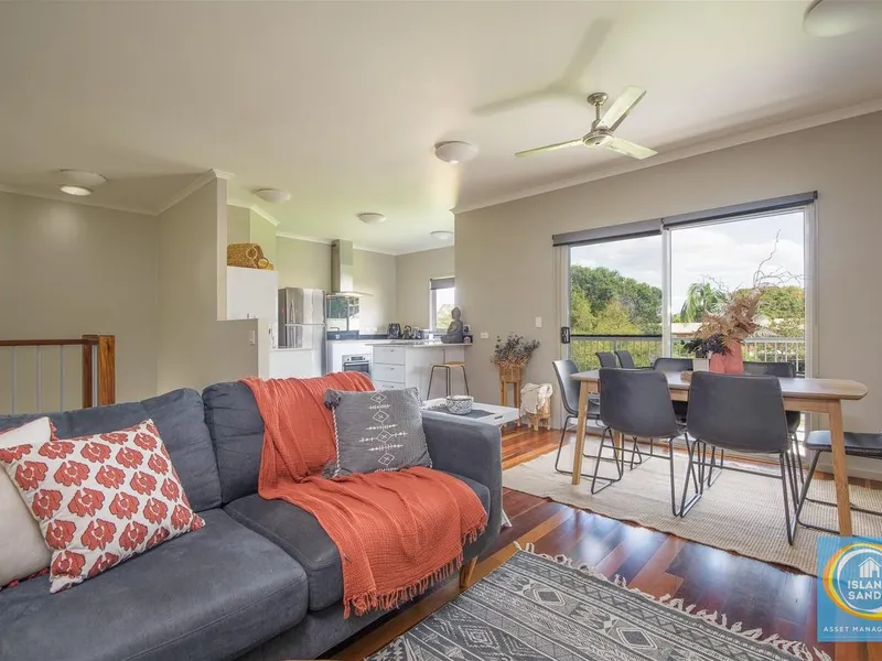 AIR CONDITIONED MODERN & STYLISH TOWNHOUSE!