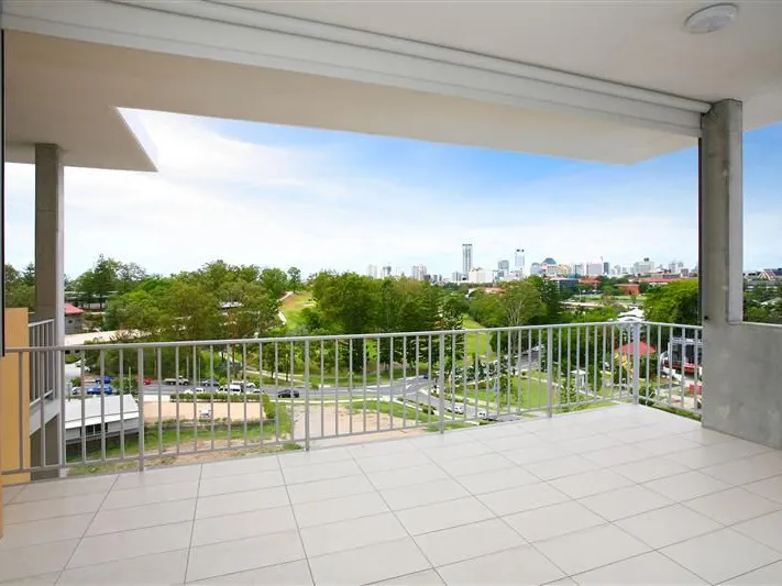 Top Floor with views to the City Skyline