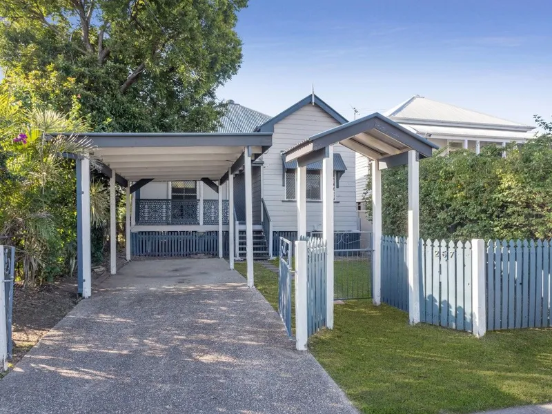 Charming Queenslander close to everything you need!