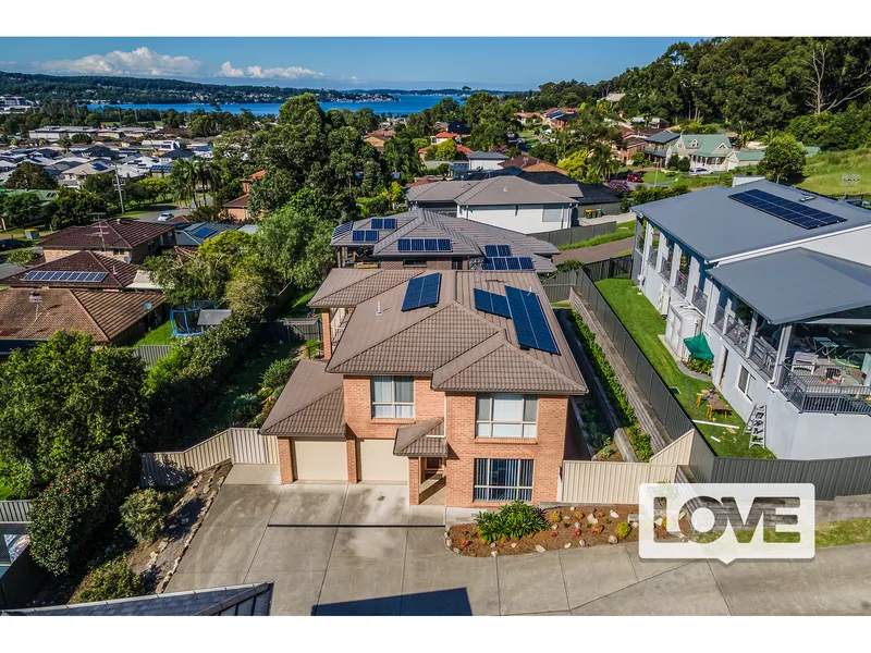 STUNNING FAMILY HOME in LAKESIDE LOCATION 