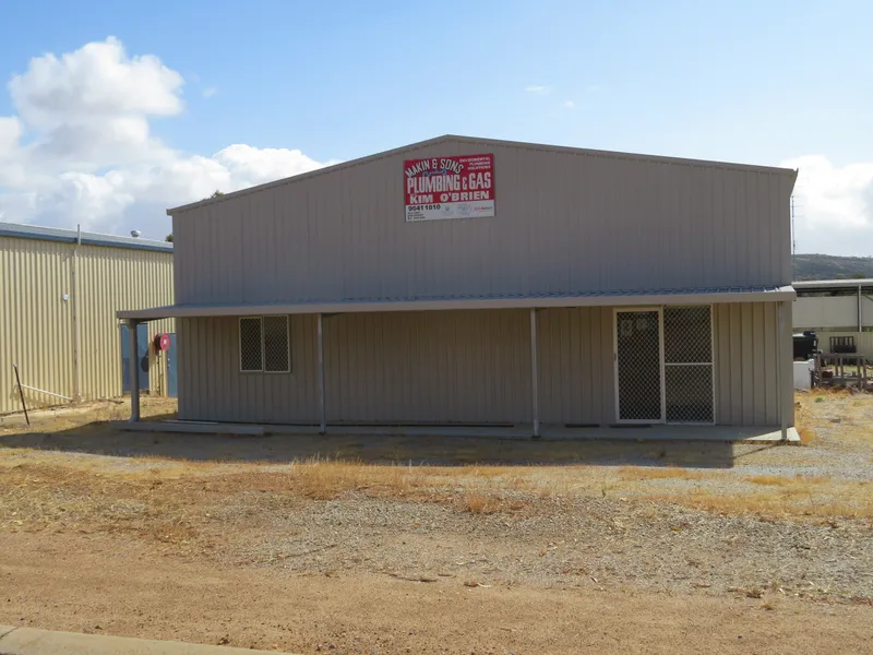 Great Place For Bussiness And Lots Room To Expand