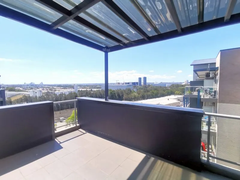 Sunny & spacious 2 bedroom penthouse with great view