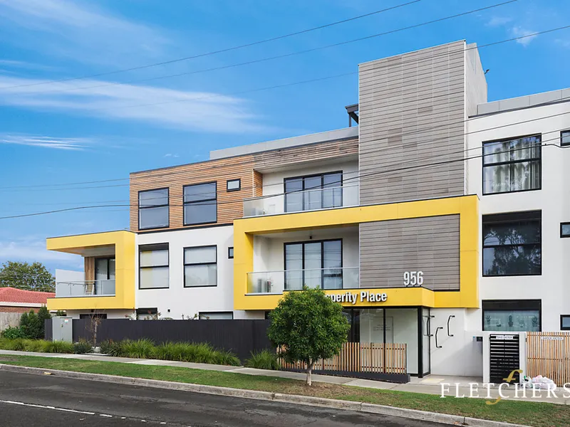 TOP FLOOR ARCHITECTURALLY DESIGNED APARTMENT