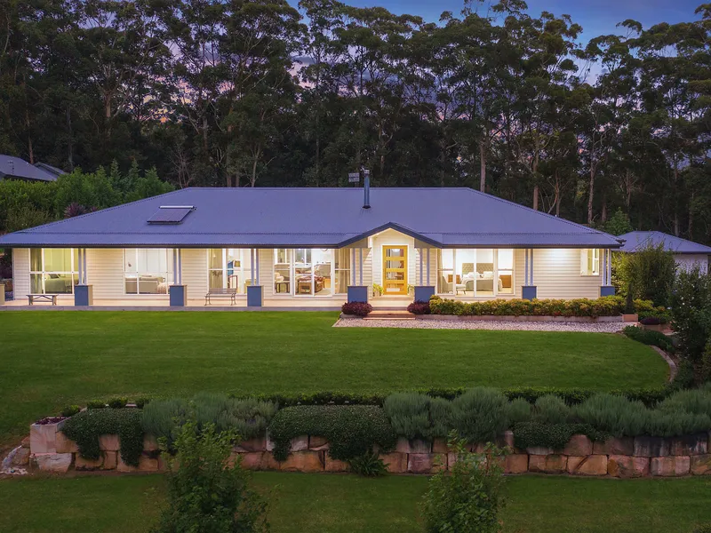 Luxury family entertainer on glorious 2.5 acre estate