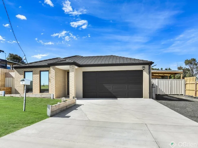 Near New Family Coastal Living - Minutes to the beach!