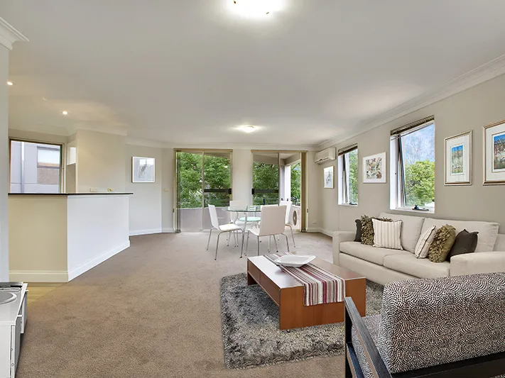 SUPERB THREE BEDROOM APARTMENT OPPOSITE RUCHCUTTERS BAY PARK